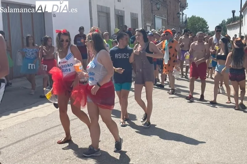 Santiago de la Puebla disfrutaba este sábado de su Pasacalles acuatico