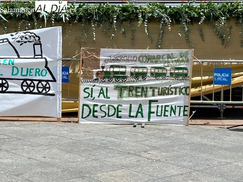 Reivindicación en la Plaza Mayor de un tren turístico entre La Fuente de San Esteban y Barca d’Alva.
