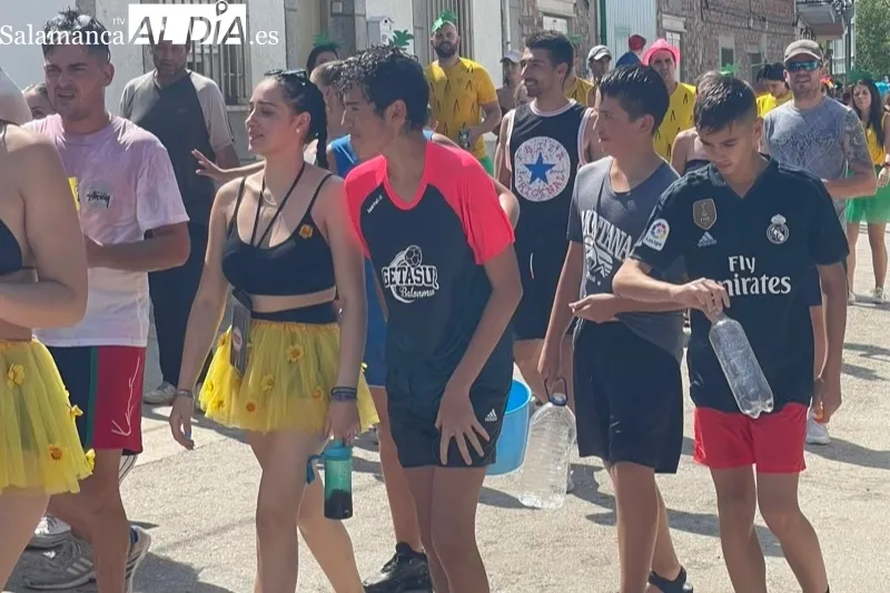 Santiago de la Puebla disfrutaba este sábado de su Pasacalles acuatico
