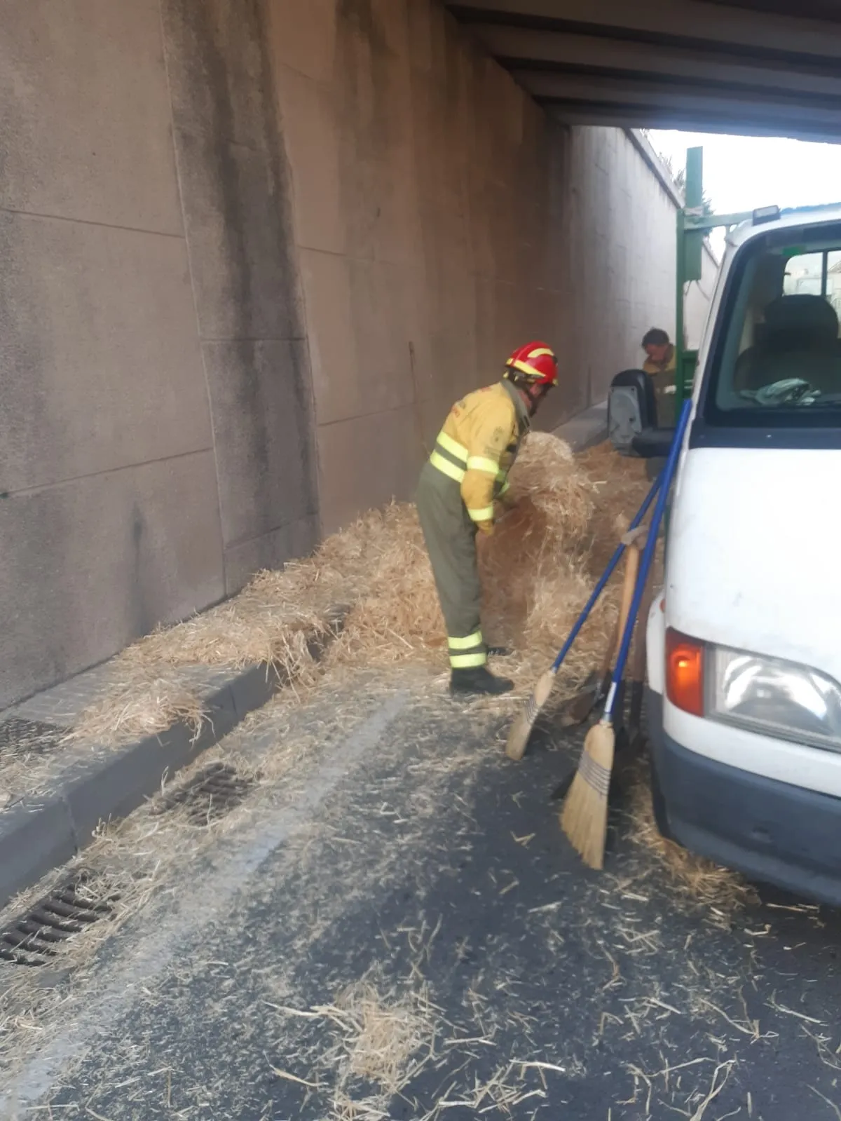 Foto 2 - Un fallo en un cami&oacute;n con remolque y la p&eacute;rdida de carga de otro bloquean parcialmente el trafico de acceso a la ciudad