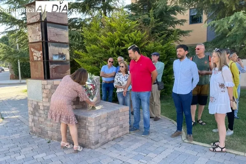 Peñaranda ha recordado la explosiòn del polvorín en la escultura homenaje a las víctimas 