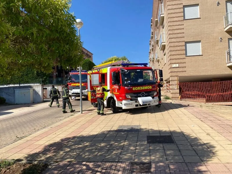 Foto 3 - Siete coches totalmente calcinados en el incendio de un garaje en el barrio de Los Alcaldes