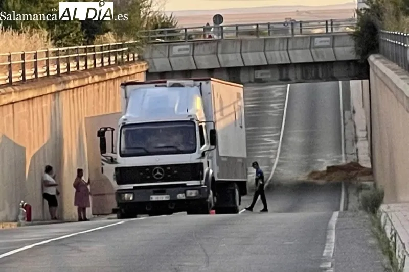 Foto 7 - Un fallo en un cami&oacute;n con remolque y la p&eacute;rdida de carga de otro bloquean parcialmente el trafico de acceso a la ciudad