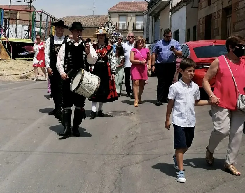 Foto 2 - Concurrida y esperada procesi&oacute;n de la Virgen del Carmen y el Cristo de la Esperanza en la jornada principal de las fiestas patronales en Villoruela