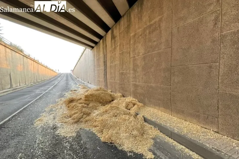 Foto 5 - Un fallo en un cami&oacute;n con remolque y la p&eacute;rdida de carga de otro bloquean parcialmente el trafico de acceso a la ciudad