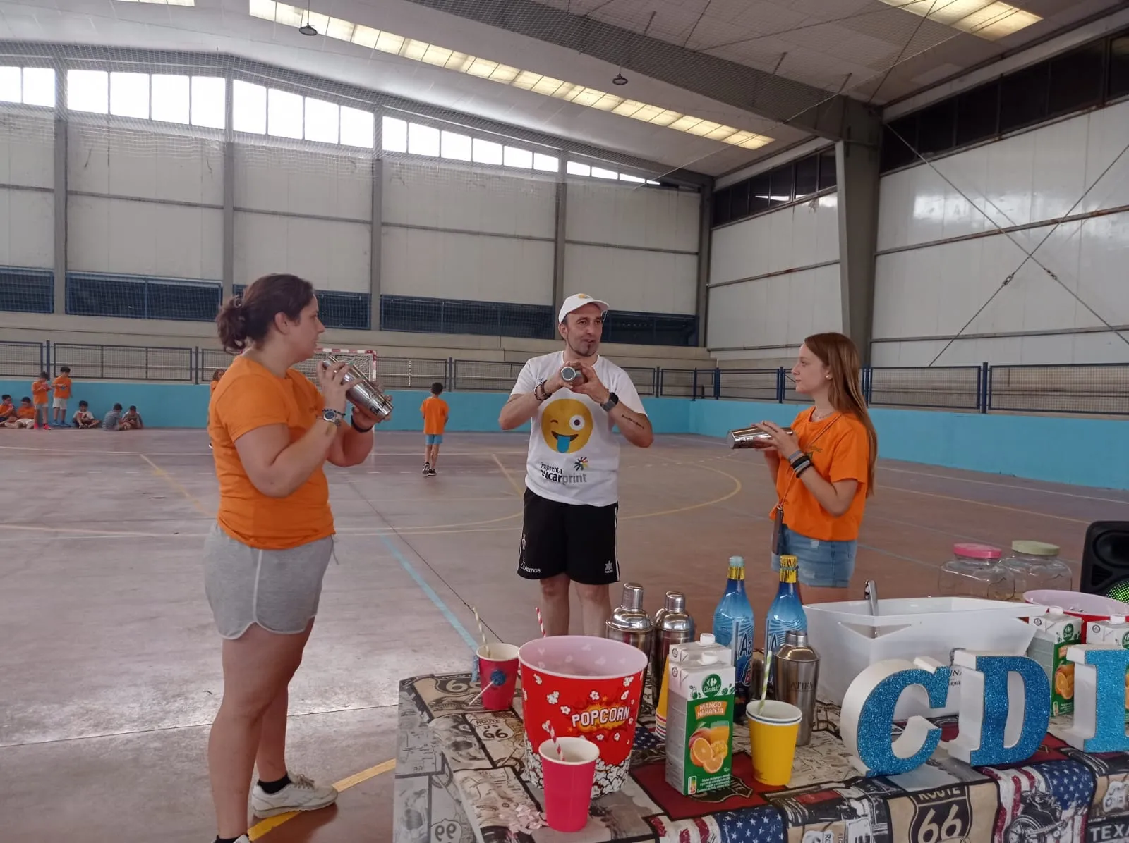Teo Marcos ofrecía un taller de cocteles en los Campamentos del CID en Calzada de Valduciel 