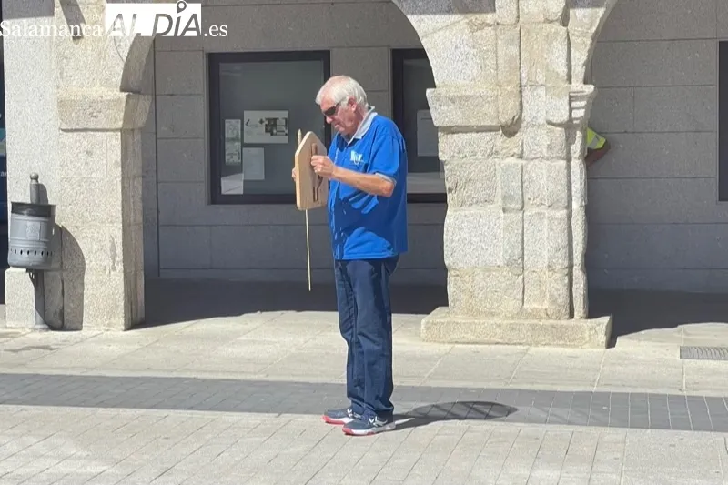 La Mariseca ya luce en el balcòn del Ayuntamiento