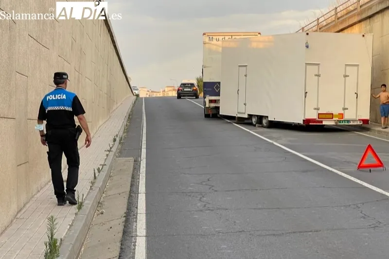 Foto 4 - Un fallo en un cami&oacute;n con remolque y la p&eacute;rdida de carga de otro bloquean parcialmente el trafico de acceso a la ciudad