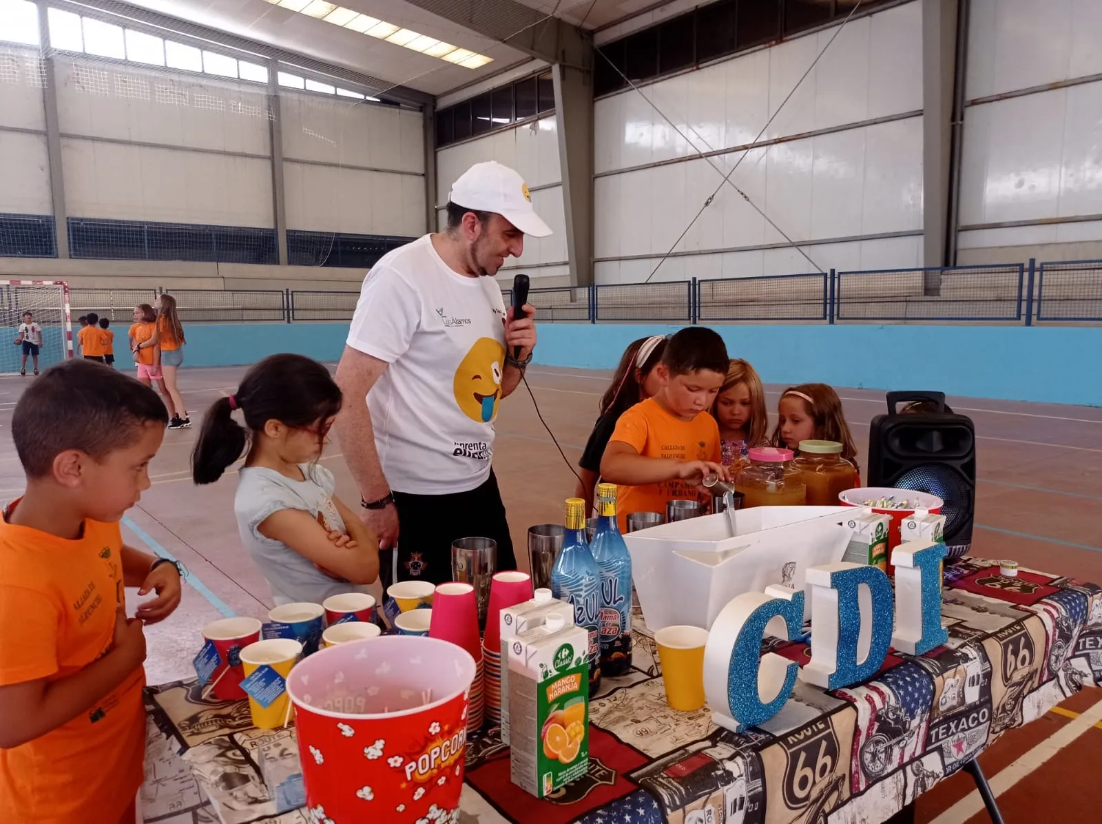 Teo Marcos ofrecía un taller de cocteles en los Campamentos del CID en Calzada de Valduciel 