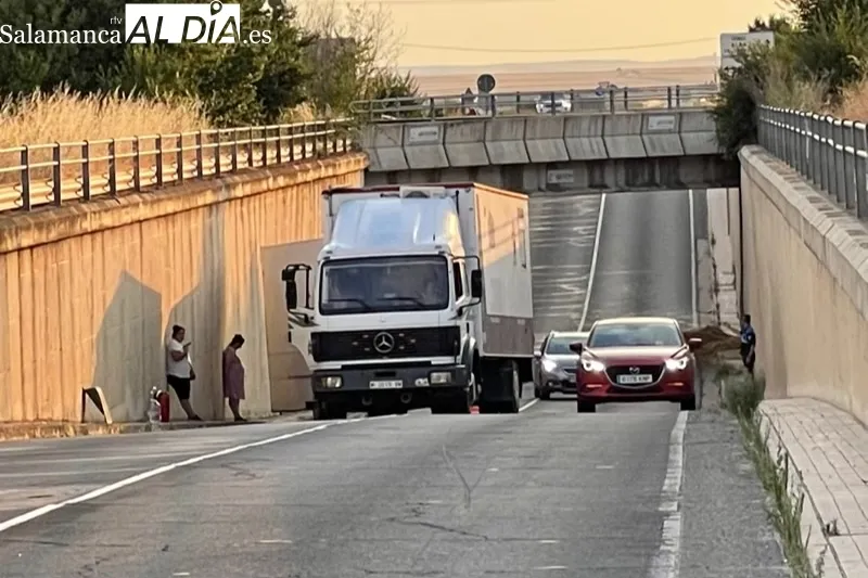 Foto 3 - Un fallo en un cami&oacute;n con remolque y la p&eacute;rdida de carga de otro bloquean parcialmente el trafico de acceso a la ciudad