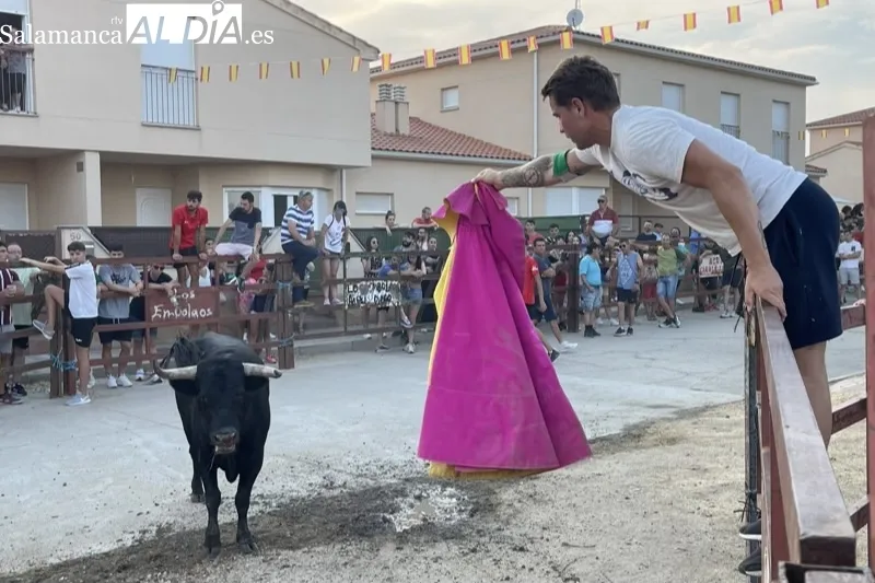 Foto 11 - Villoruela se echa a las calles para vivir el esperado Toro de Caj&ograve;n