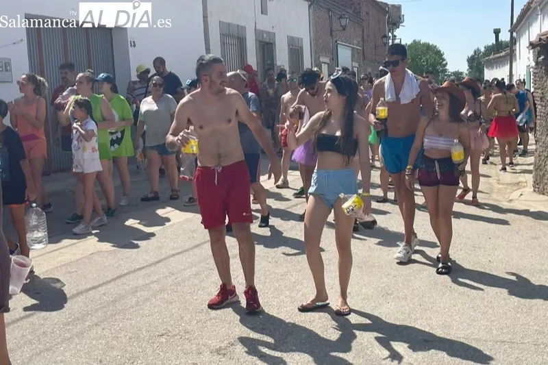 Santiago de la Puebla disfrutaba este sábado de su Pasacalles acuatico