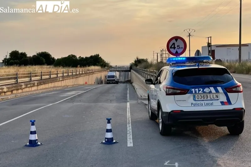 Foto 10 - Un fallo en un cami&oacute;n con remolque y la p&eacute;rdida de carga de otro bloquean parcialmente el trafico de acceso a la ciudad
