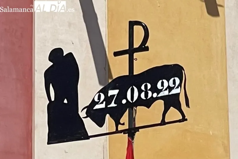 La Mariseca ya luce en el balcòn del Ayuntamiento