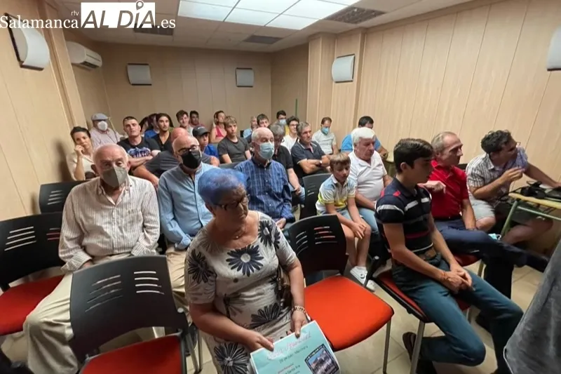 El Salòn del Ayuntamiento de Macotera acogía la presentación de los festejos taurinos de este año