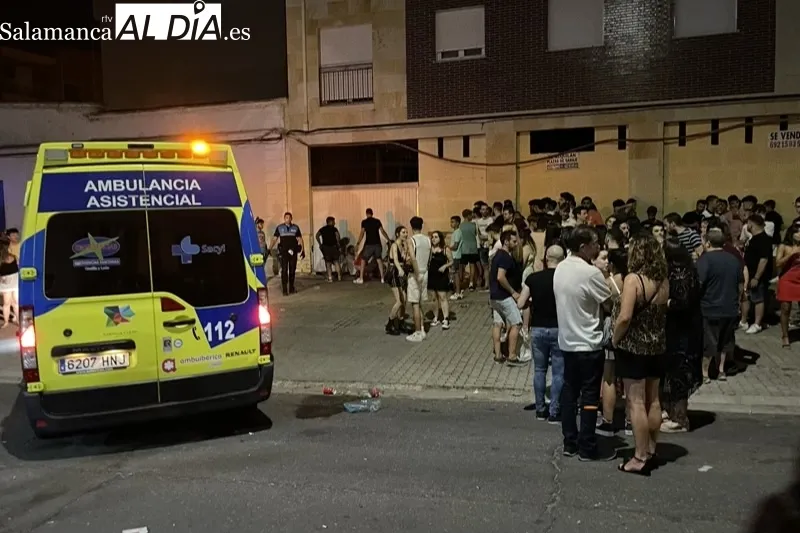Foto 2 - Gran ambiente en la calle Carmen para disfrutar con una nueva discoteca m&oacute;vil organizada por los establecimientos hosteleros y el Ayuntamiento