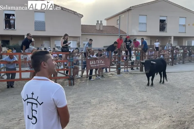 Foto 4 - Villoruela se echa a las calles para vivir el esperado Toro de Caj&ograve;n