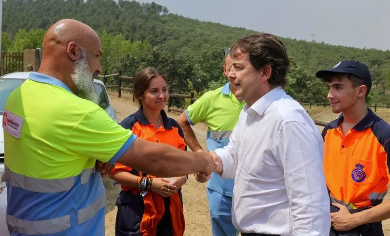 Foto 10 - Ma&ntilde;ueco vuelve a visitar el incendio, que se complica a&uacute;n m&aacute;s en la zona noroeste