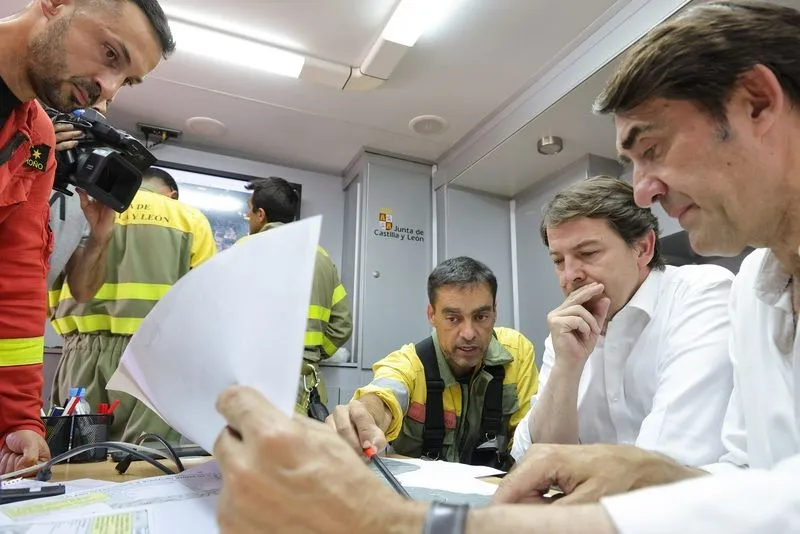 Foto 9 - Ma&ntilde;ueco vuelve a visitar el incendio, que se complica a&uacute;n m&aacute;s en la zona noroeste