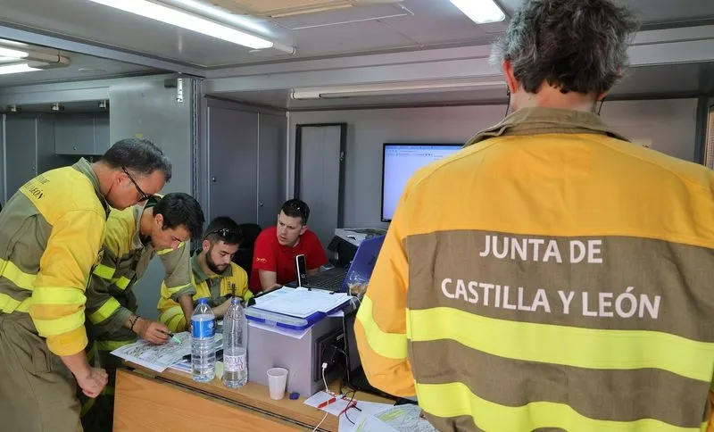 Foto 7 - Ma&ntilde;ueco vuelve a visitar el incendio, que se complica a&uacute;n m&aacute;s en la zona noroeste