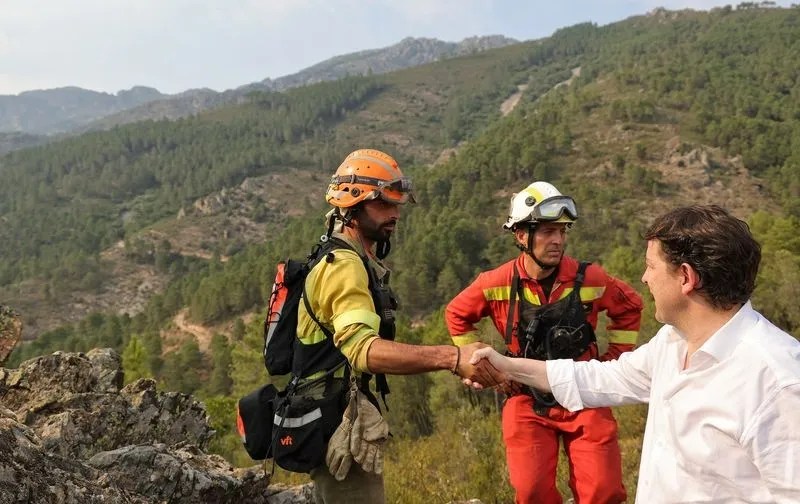 Foto 6 - Ma&ntilde;ueco vuelve a visitar el incendio, que se complica a&uacute;n m&aacute;s en la zona noroeste