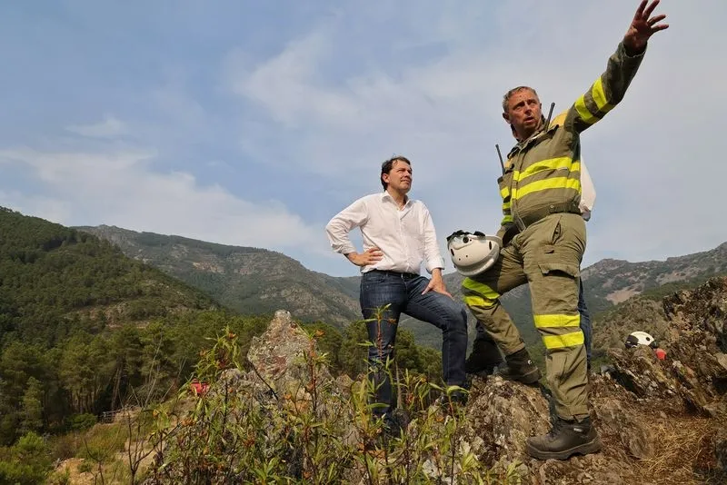 Foto 3 - Ma&ntilde;ueco vuelve a visitar el incendio, que se complica a&uacute;n m&aacute;s en la zona noroeste