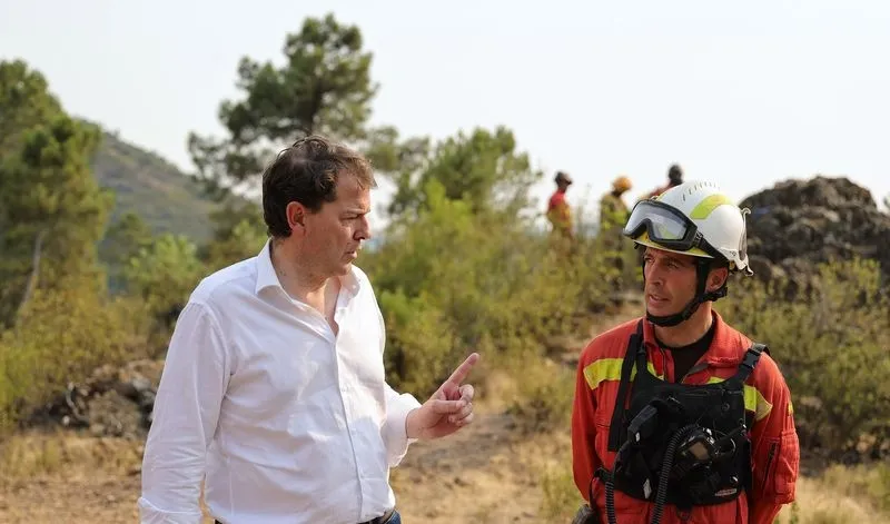 Foto 4 - Ma&ntilde;ueco vuelve a visitar el incendio, que se complica a&uacute;n m&aacute;s en la zona noroeste