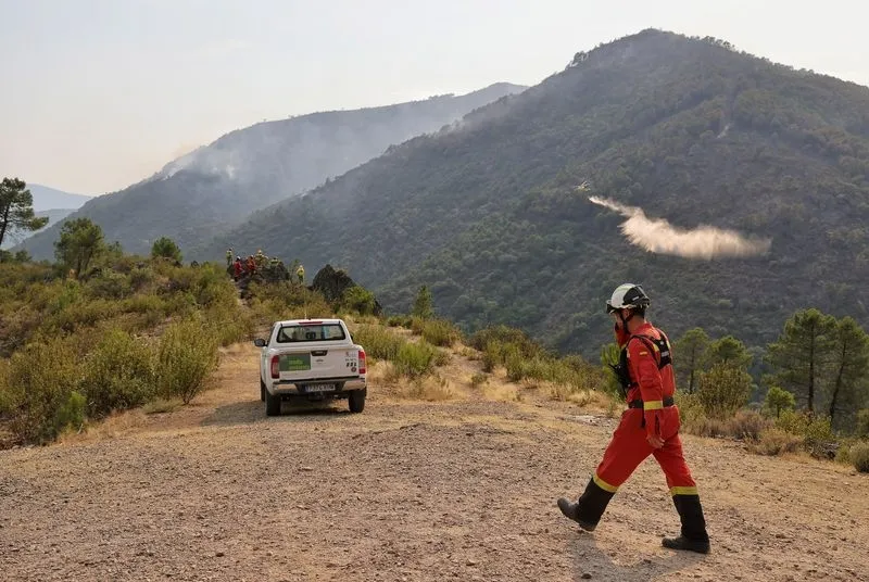 Foto 2 - Ma&ntilde;ueco vuelve a visitar el incendio, que se complica a&uacute;n m&aacute;s en la zona noroeste