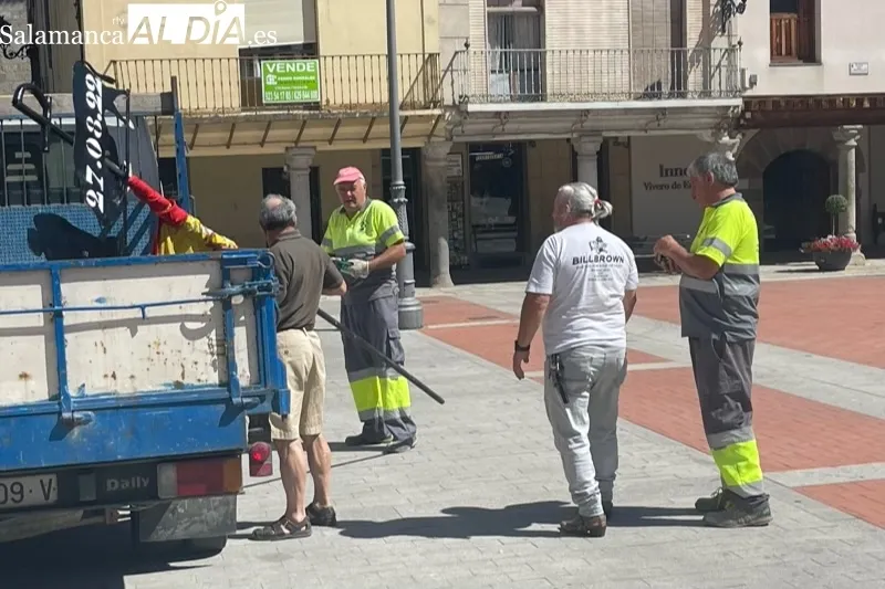 La Mariseca ya luce en el balcòn del Ayuntamiento