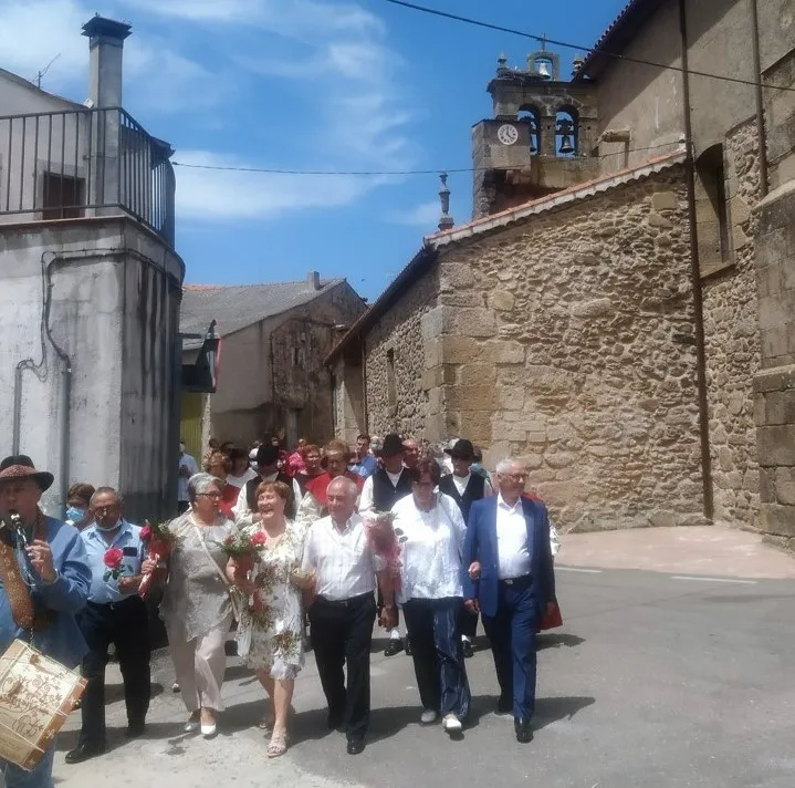 Foto 10 - La Asociaci&oacute;n El Tilero de Navasfr&iacute;as festeja las Bodas de Oro de cuatro matrimonios