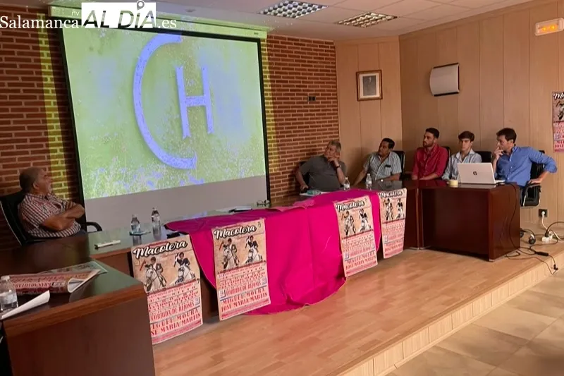 El Salòn del Ayuntamiento de Macotera acogía la presentación de los festejos taurinos de este año