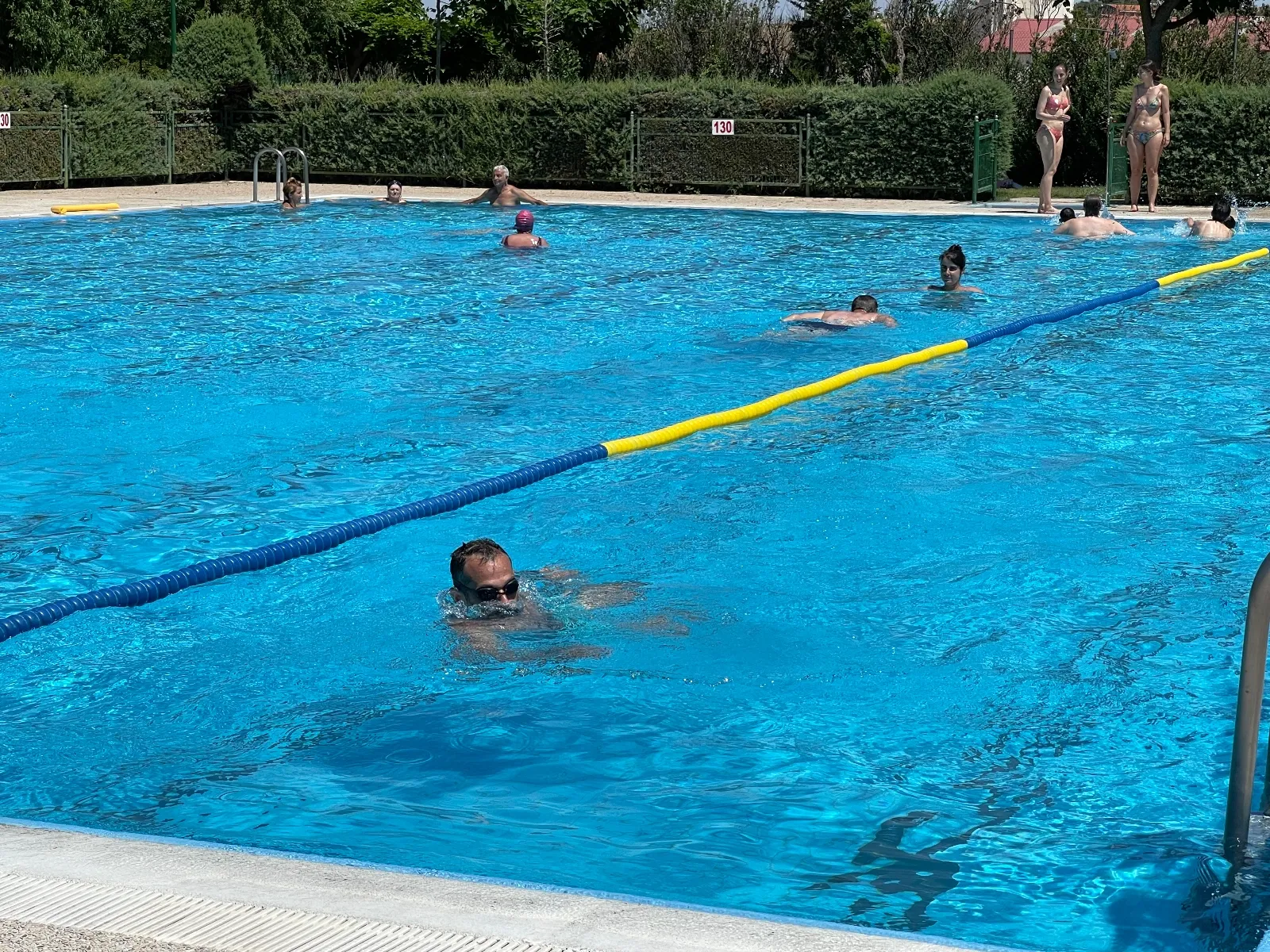 Las piscinas de Macotera acogían el Reto ‘Mójate por la Esclerosis Múltiple’