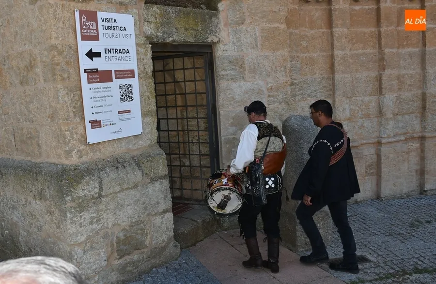 Foto 10 - Emocionante subida de El Mariquelo hasta el cupul&iacute;n de la Catedral de Ciudad Rodrigo