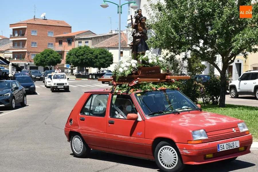 Foto 6 - San Crist&oacute;bal bendice 48 coches, dos bicis, una silla de ruedas y un andador