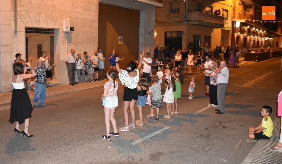 Foto 7 - El Tr&iacute;o Yoliva anima con su m&uacute;sica la noche sabatina en Santa Ana
