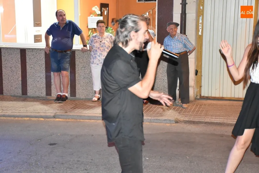 Foto 9 - El Tr&iacute;o Yoliva anima con su m&uacute;sica la noche sabatina en Santa Ana