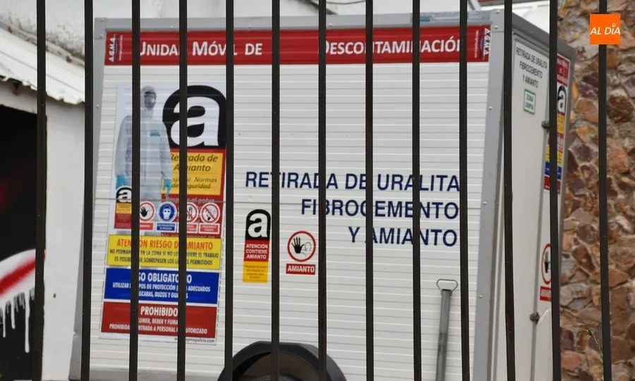 Foto 6 - El IES Tierra contin&uacute;a diciendo adi&oacute;s a la cubierta de uralita
