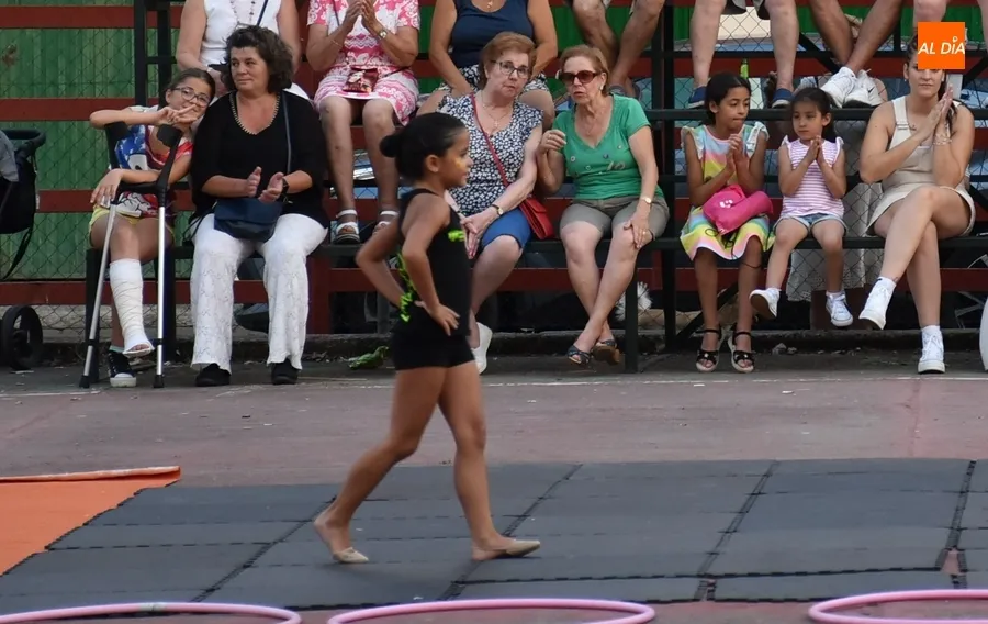 Foto 2 - Una exhibici&oacute;n de gimnasia r&iacute;tmica pone el broche a las fiestas del Barrio Nuevo