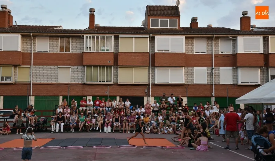 Foto 3 - Una exhibici&oacute;n de gimnasia r&iacute;tmica pone el broche a las fiestas del Barrio Nuevo