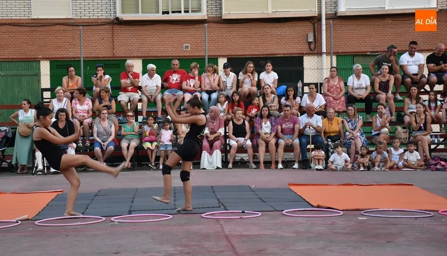 Foto 4 - Una exhibici&oacute;n de gimnasia r&iacute;tmica pone el broche a las fiestas del Barrio Nuevo