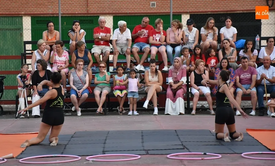 Foto 5 - Una exhibici&oacute;n de gimnasia r&iacute;tmica pone el broche a las fiestas del Barrio Nuevo