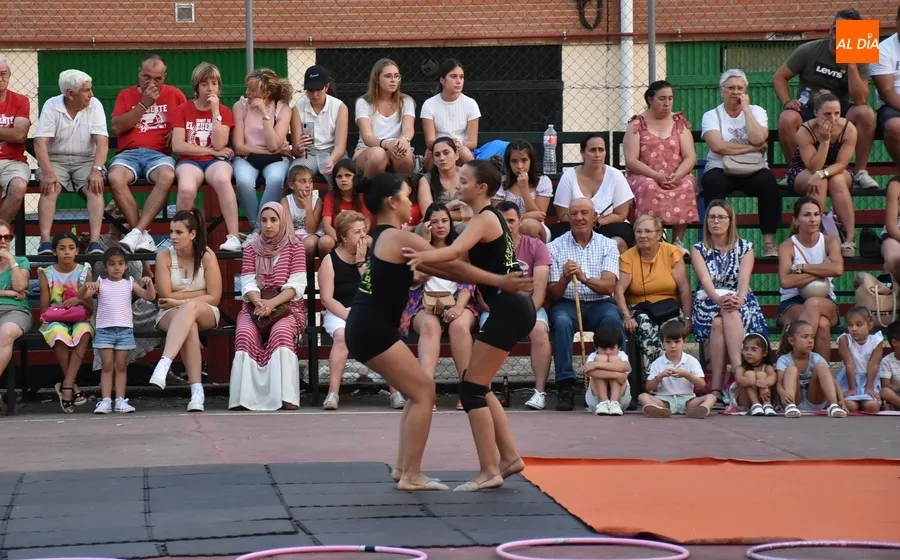 Foto 6 - Una exhibici&oacute;n de gimnasia r&iacute;tmica pone el broche a las fiestas del Barrio Nuevo