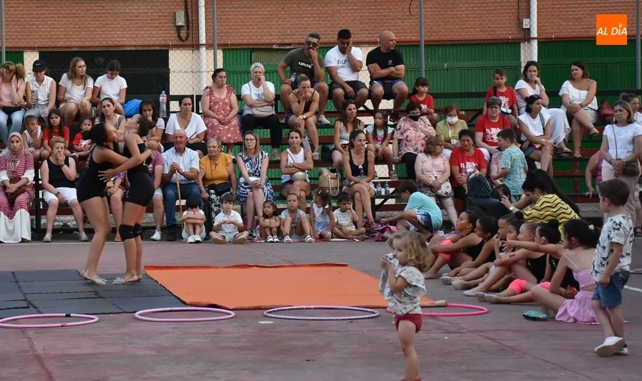 Foto 7 - Una exhibici&oacute;n de gimnasia r&iacute;tmica pone el broche a las fiestas del Barrio Nuevo