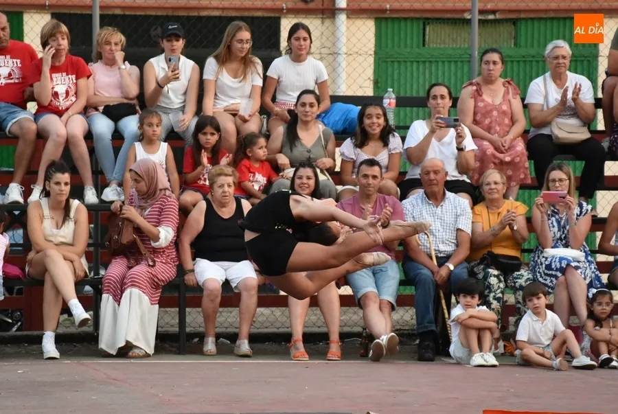 Foto 9 - Una exhibici&oacute;n de gimnasia r&iacute;tmica pone el broche a las fiestas del Barrio Nuevo