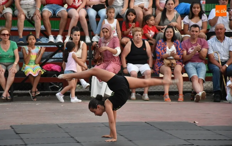 Foto 10 - Una exhibici&oacute;n de gimnasia r&iacute;tmica pone el broche a las fiestas del Barrio Nuevo