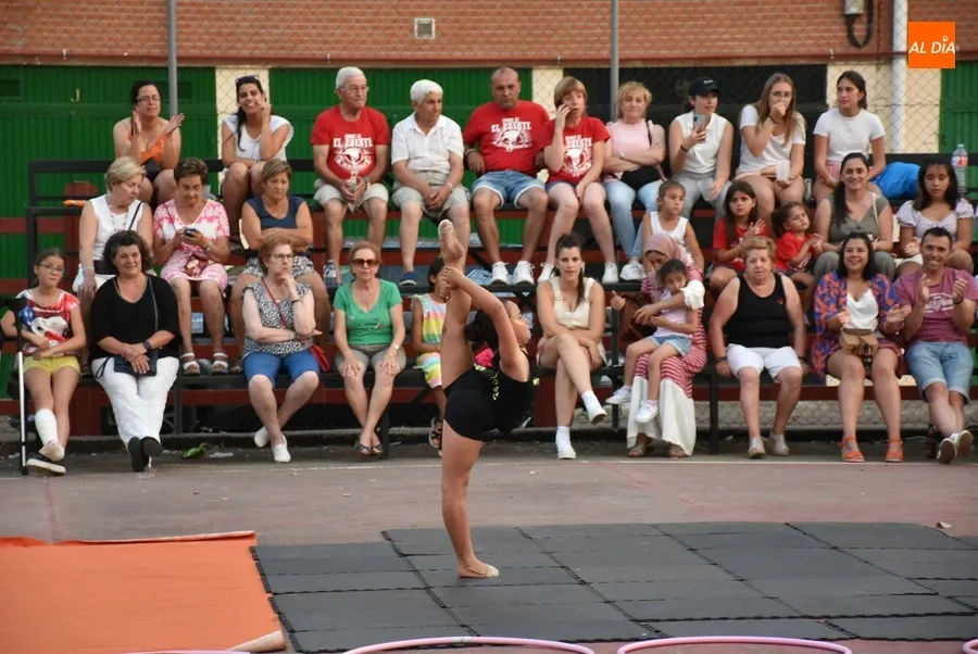 Foto 11 - Una exhibici&oacute;n de gimnasia r&iacute;tmica pone el broche a las fiestas del Barrio Nuevo