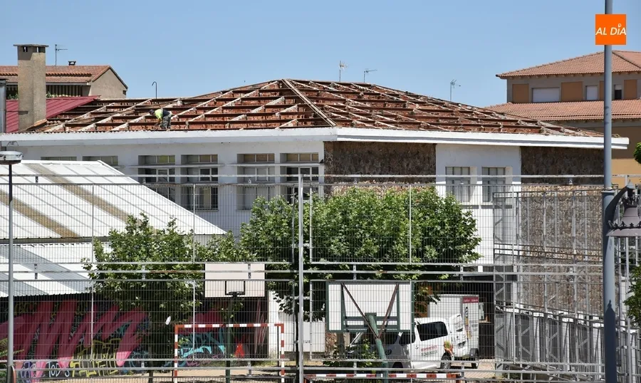 Foto 4 - El IES Tierra contin&uacute;a diciendo adi&oacute;s a la cubierta de uralita