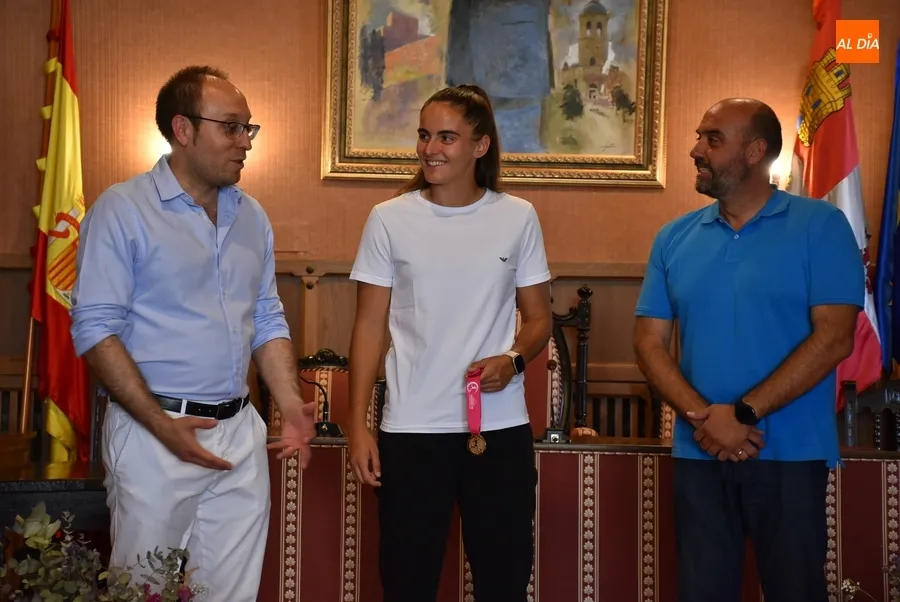 Foto 5 - El Ayuntamiento honra a Carmen &Aacute;lvarez S&aacute;nchez por su haza&ntilde;a