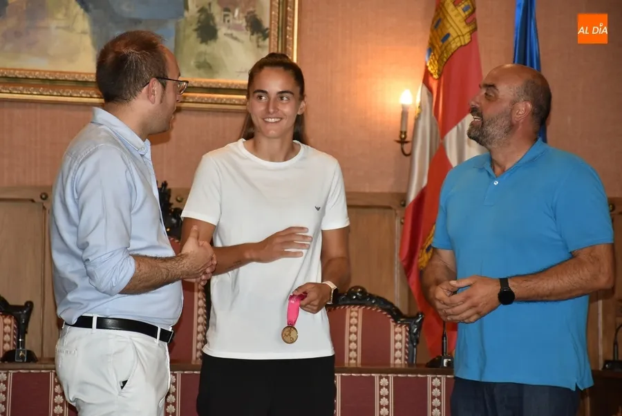 Foto 3 - El Ayuntamiento honra a Carmen &Aacute;lvarez S&aacute;nchez por su haza&ntilde;a