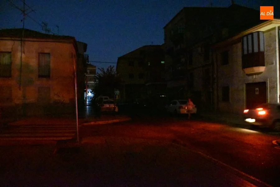 Foto 6 - Parte del barrio de San Crist&oacute;bal inicia la noche con un apag&oacute;n callejero